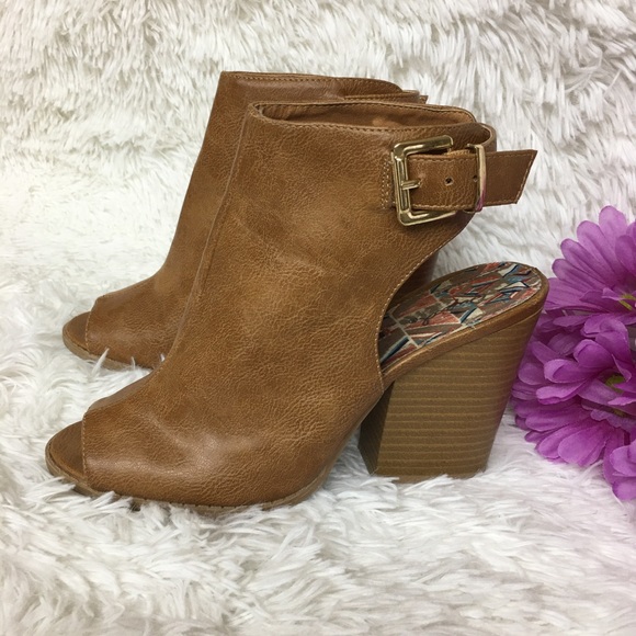 Qupid Shoes - Qupid Tan Chunky Heel Peep Toe shoe size 8 1/2